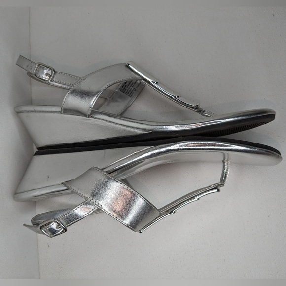 Comfort Plus by Predictions Women's Sandals Sz 7 Silver Low Heeled Buckle Strap - Picture 4 of 11